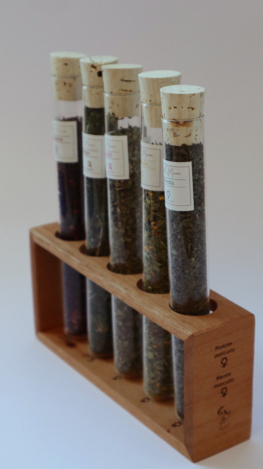 Base de madera con 5 infusiones en tubo.